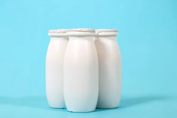 Frascos Iogurte Líquido Isolados Sobre Fundo Branco — Fotografia de Stock