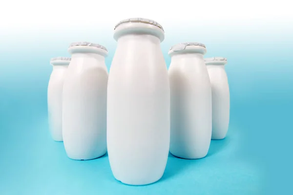 Frascos Iogurte Líquido Isolados Sobre Fundo Branco — Fotografia de Stock