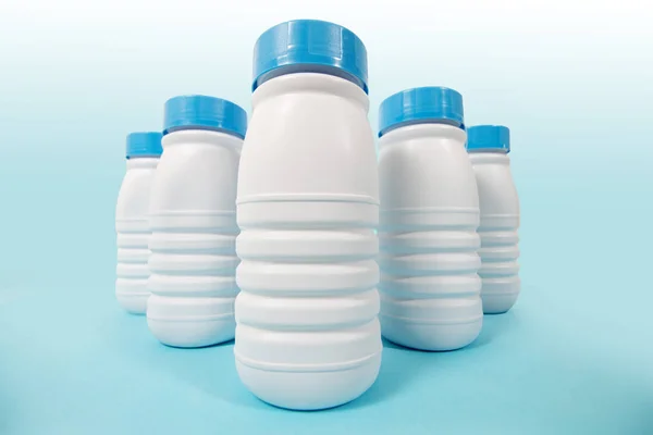 Mavi Bir Arka Plan Üzerinde Izole Süt Dolu Plastik Şişe — Stok fotoğraf