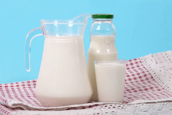 Mix Van Melk Containers Een Doek Van Rode Tabel Geïsoleerd — Stockfoto