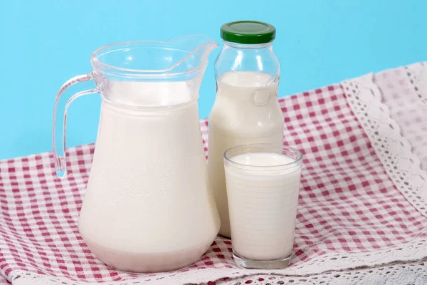 Mix Van Melk Containers Een Doek Van Rode Tabel Geïsoleerd — Stockfoto