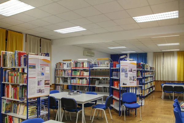 Vue Intérieure Une Bibliothèque Scolaire Avec Des Livres Une Table — Photo