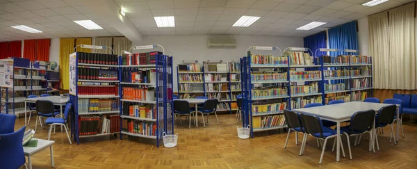 学校图书馆的内部看法与书和桌子为学习 — 图库照片