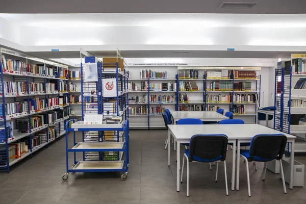 Innenansicht Einer Schulbibliothek Mit Büchern Und Tisch Zum Lernen — Stockfoto