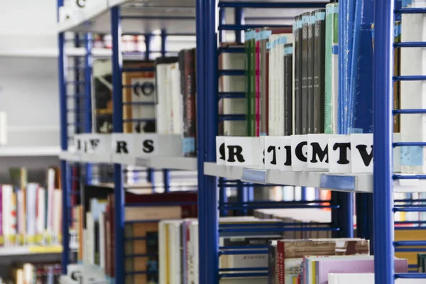 Vista Interior Una Biblioteca Escolar Con Libros Para Estudiar —  Fotos de Stock