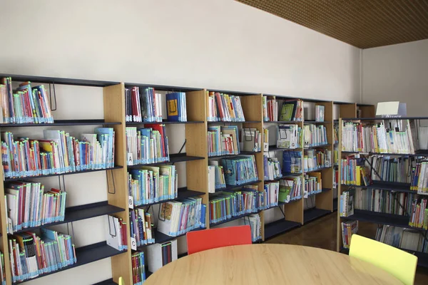 Vista Interior Uma Biblioteca Escolar Com Livros Mesa Para Estudo — Fotografia de Stock