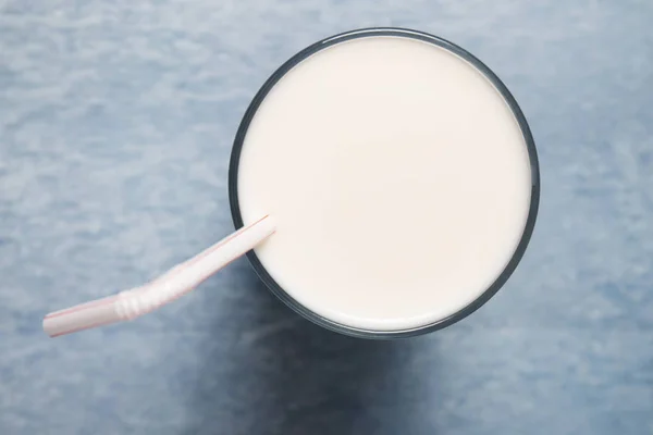 Vaso Lleno Leche Con Paja Aislada Sobre Fondo Azul —  Fotos de Stock