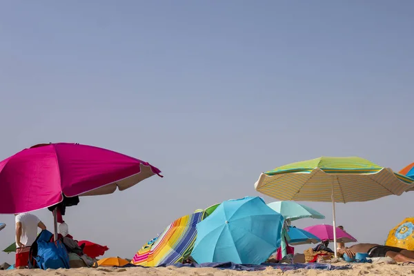 People Relax Next Colorful Beach Umbrellas Sandy Beach Algarve — Stock Photo, Image