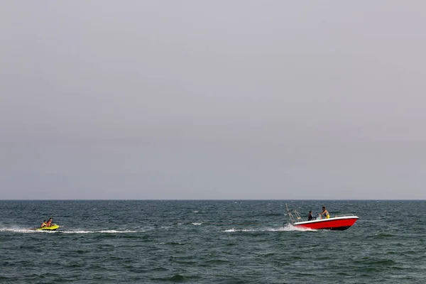 Grup Sıçrayan Eğleniyor Tüp Üzerinde Hız Tekne Ile Çekili — Stok fotoğraf