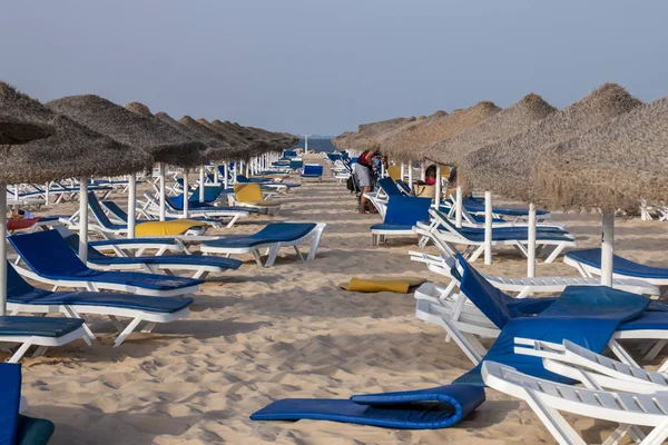 Strand Parasols Met Stoel Sofa Fuseta Algarve Portugal — Stockfoto