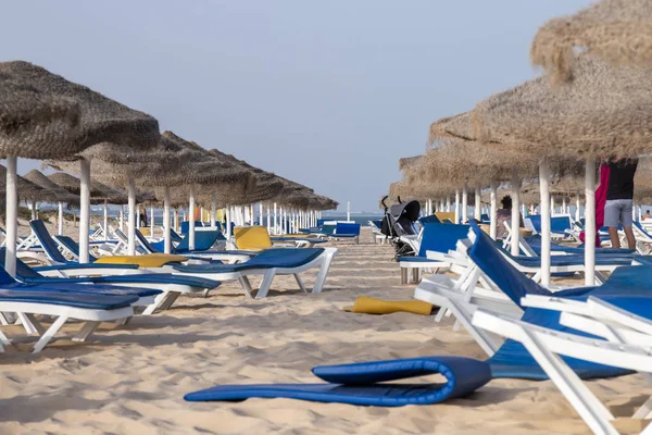 Strand Parasols Met Stoel Sofa Fuseta Algarve Portugal — Stockfoto