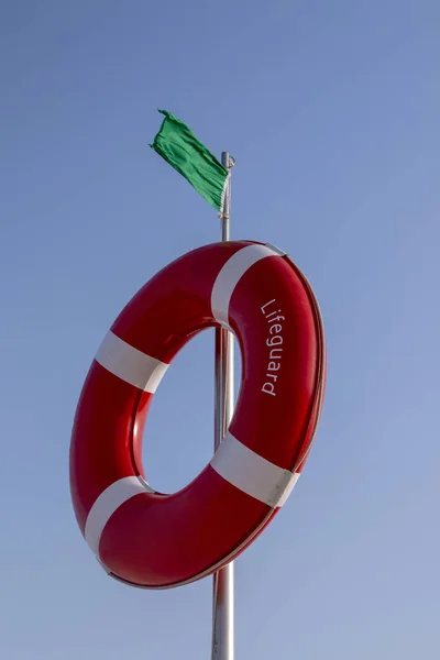 Bandera Verde Con Salvavidas Una Playa Algarve Portugal — Foto de Stock