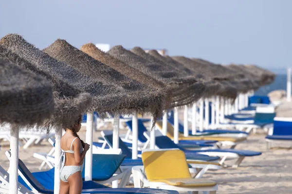 Strand Parasols Met Stoel Sofa Fuseta Algarve Portugal — Stockfoto