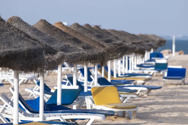 Strand Parasols Met Stoel Sofa Fuseta Algarve Portugal — Stockfoto