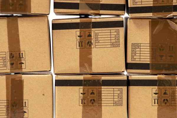 Banyak Kotak Kardus Klasik Terisolasi Atas Latar Belakang Putih — Stok Foto