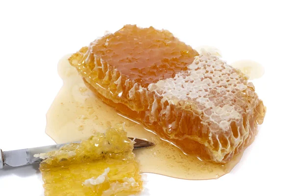 Närbild Söta Honeycomb Bit Isolerad Vit Bakgrund — Stockfoto
