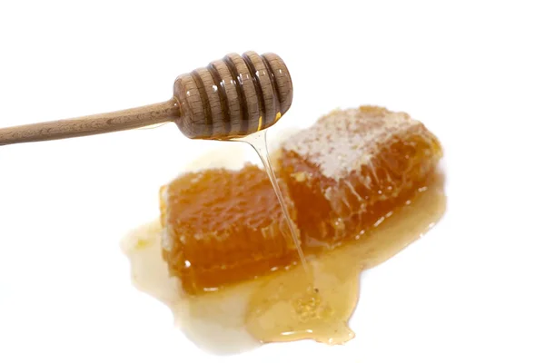 Närbild Söta Honeycomb Bit Isolerad Vit Bakgrund — Stockfoto