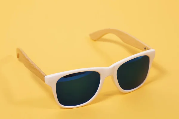 Vista Cercana Gafas Sol Blancas Sobre Fondo Amarillo —  Fotos de Stock