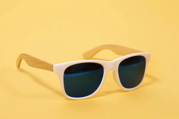 Vista Cercana Gafas Sol Blancas Sobre Fondo Amarillo —  Fotos de Stock