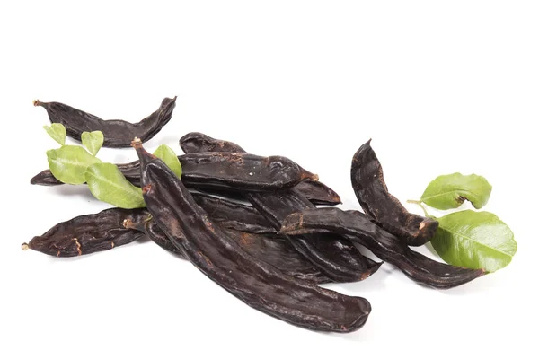 Vista Cerca Frutos Algarroba Con Hojas Aisladas Sobre Fondo Blanco — Foto de Stock