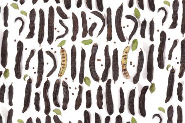 beyaz bir arka plan üzerinde izole Keçiboynuzu Meyve ürün çeşitliliği.