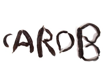 beyaz bir arka plan üzerinde izole Keçiboynuzu Meyve kabukları ile yapılan keçiboynuzu kelime.