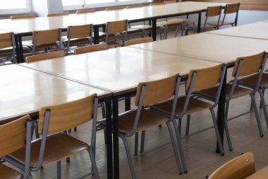 Bir boş okul kantin masa ve sandalyeler ile iç görünümü.