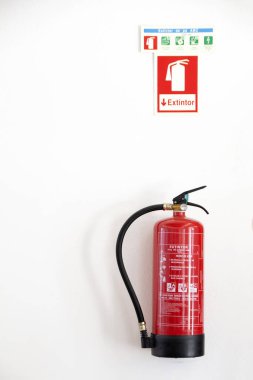 Kırmızı yangın söndürücü uyarıları ile duvara monte.