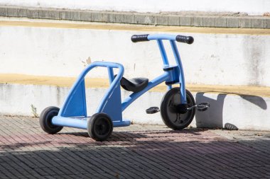 Bir çocuk mavi Bahçesi üç tekerlekli bisiklet görünümünü kapat.