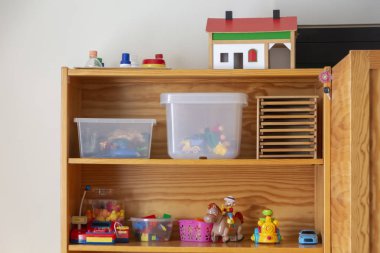 Birkaç oyuncak oyuncak ahşap raf.