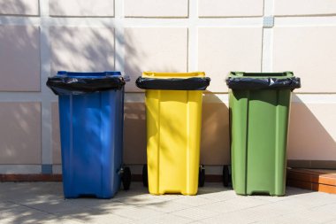 Sokakta üç geri dönüşüm kutularını görünümünü kapat.