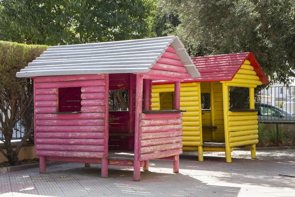 近距离欣赏五颜六色的操场木制房屋 — 图库照片