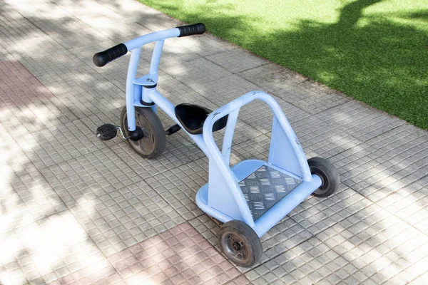 Vue Rapprochée Tricycle Aire Jeux Bleu Pour Enfants — Photo