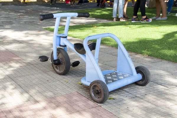 Vista Cerca Triciclo Patio Azul Para Niños — Foto de Stock