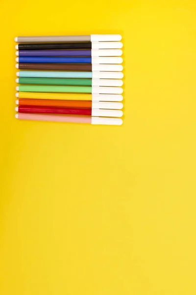 Sarı Bir Arka Plan Üzerinde Izole Keçeli Kalem Kümesi — Stok fotoğraf