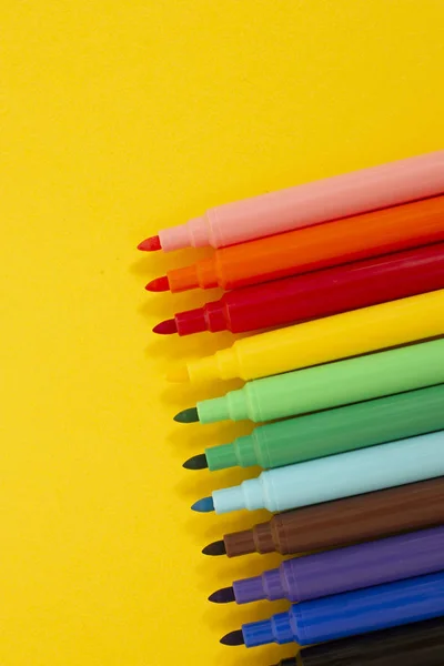 Conjunto Rotuladores Aislados Sobre Fondo Amarillo —  Fotos de Stock