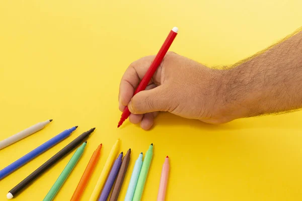 Mão Com Caneta Feltro Preparando Para Escrever Fundo Amarelo — Fotografia de Stock