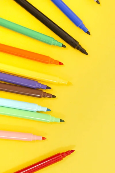 Conjunto Canetas Feltro Isolado Fundo Amarelo — Fotografia de Stock