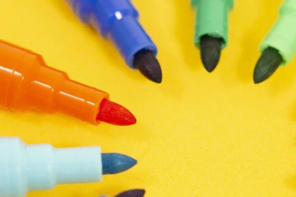 Conjunto Rotuladores Aislados Sobre Fondo Amarillo — Foto de Stock