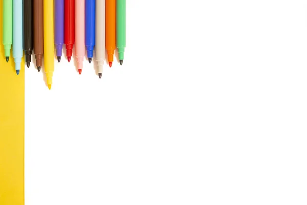 Set Van Vilt Pennen Met Witboek Een Gele Achtergrond — Stockfoto