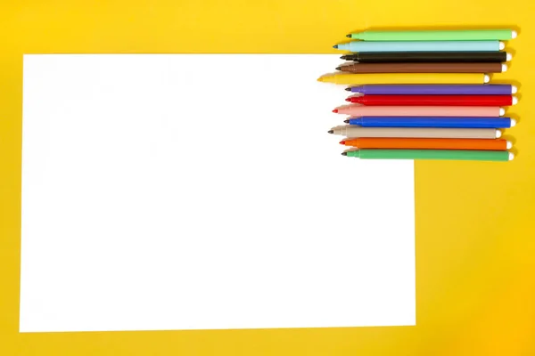 Set Felt Pens White Paper Yellow Background — Stock Photo, Image