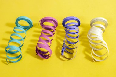 Sarı bir arka plan üzerine karışık renkli flamalar.