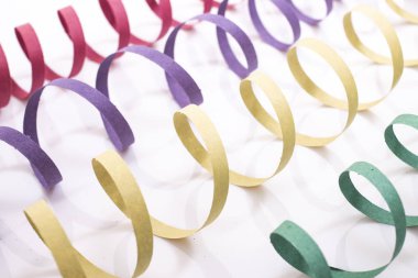 Beyaz zemin üzerine karışık renkli flamalar.