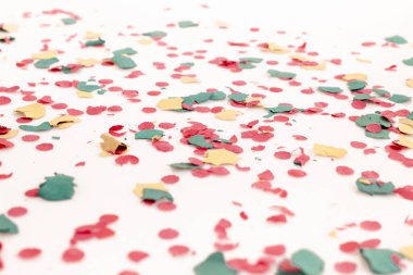 Beyaz bir arka plan üzerinde dağınık karışık renkli konfeti.