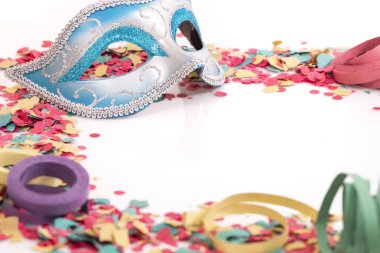 beyaz bir arka plan üzerinde izole konfeti ile mavi Venedik Maske.