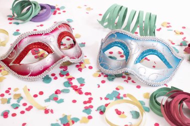 beyaz bir arka plan üzerinde izole konfeti ile karnaval Venedik Maske.