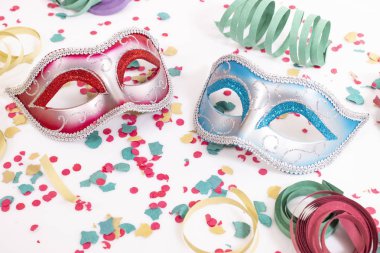 beyaz bir arka plan üzerinde izole konfeti ile karnaval Venedik Maske.
