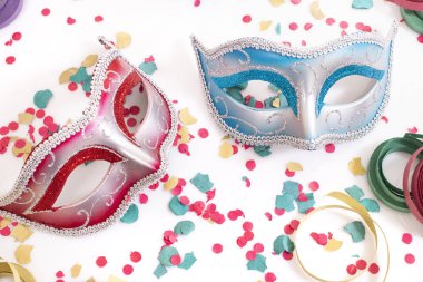 beyaz bir arka plan üzerinde izole konfeti ile karnaval Venedik Maske.