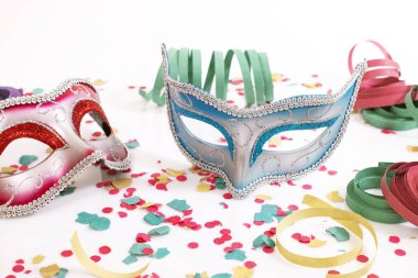 beyaz bir arka plan üzerinde izole konfeti ile karnaval Venedik Maske.