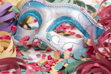 konfeti ve serpantin flamalar ile karnaval Venedik Maske.